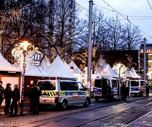 Ludzie palą znicze w Magdeburgu. Zamach na jarmarku bożonarodzeniowym