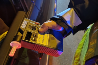 Najpierw utknął na pasie zieleni w Dąbczu przy kościele, potem wężykiem z otwartymi drzwiami pojechał do Rydzyny. Zatrzymali go inni kierowcy