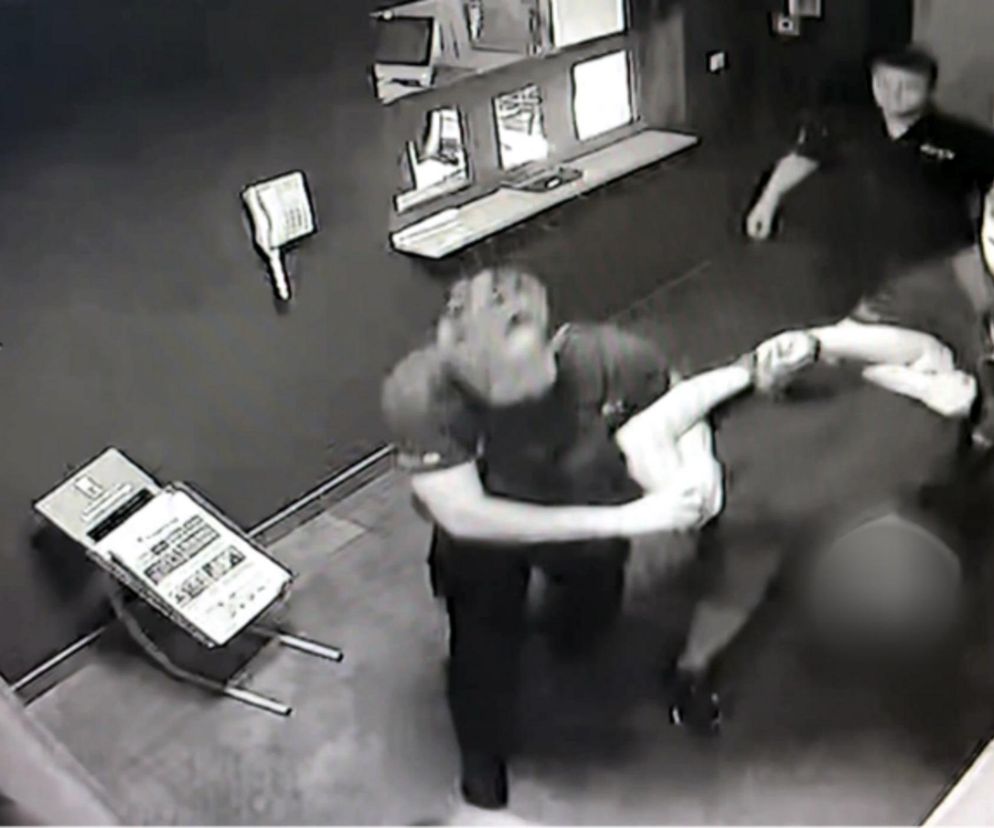 Bezczelny wandal w Żyrardowie. Rozbił auto przed komendą policji