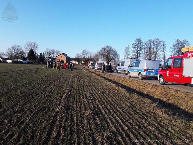 Śmiertelny wypadek pod Piotrkowem Trybunalskim. 69-latka nie żyje, kierująca dodgem i 16-latka ranne [ZDJĘCIA]