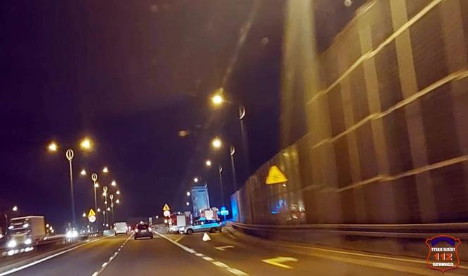 Tychy: Wjechał w bariery na DK1, bo nie mógł się zdecydować, którą drogę wybrać