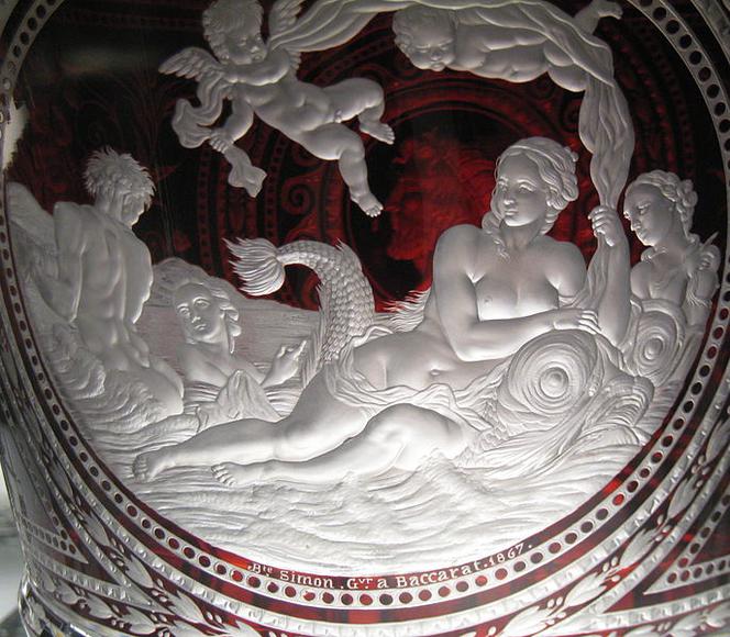 Baccarat – dwubarwna kryształowa waza z XIX wieku. Widoczna stara, grawerowana sygnatura wytwórni 