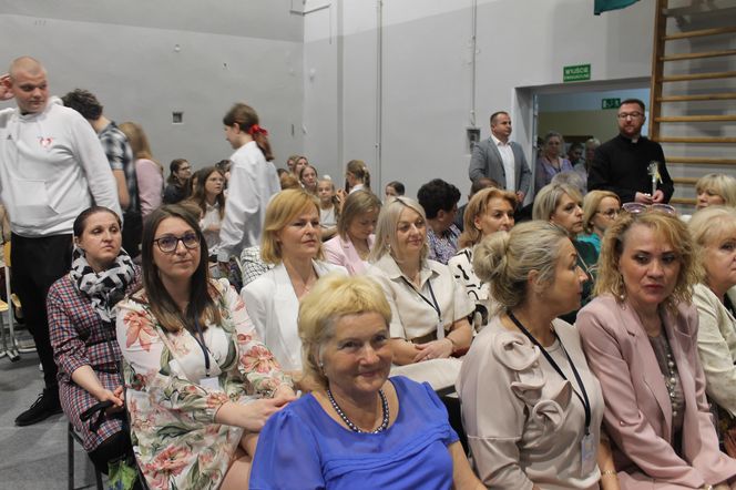 Jubileusz 40-lecia połączony był ze świętem szkoły, ponieważ obchodzi ona również 28. rocznicę nadania imienia.