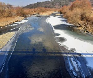 Na rzekach pojawił się lód brzegowy i śryż. Służby ostrzegają