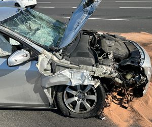 Zderzenie trzech aut, jedno dachowało