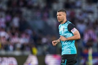 Lukas Podolski siedział spokojnie u fryzjera, a tu nagle stało się coś nieprawdopodobnego. Chwilę później rozbrziały oklaski, mamy nagranie