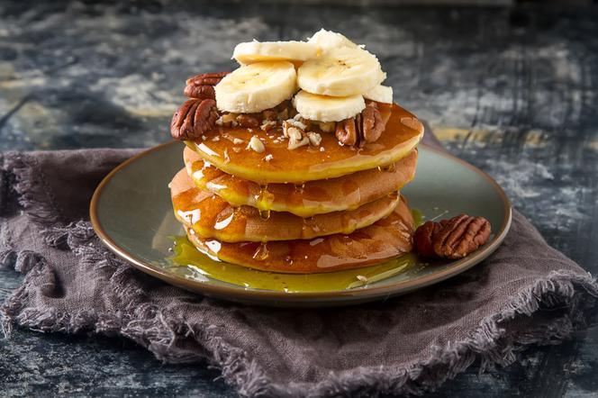 Pancakes z maślanki z sosem karmelowym i owocami