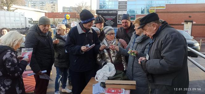 Opaski dla seniorów rozdane w kilkanaście minut