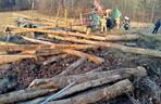 Ciężarówka przewożąca drewno spadła ze skarpy! Koszmar w Leszczawie Dolnej