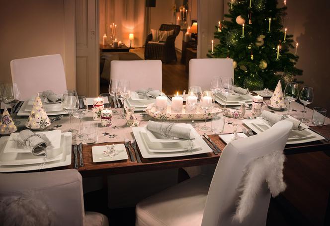 Biała dekoracja stołu wigilijnego