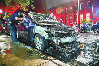 NYC liczy straty po nielegalnym pokazie ogni sztucznych. Samochody spłonęły od fajerwerków