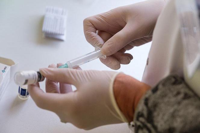 Zaszczep się póki możesz! Programy bezpłatnych szczepień dopiero ruszyły, a już ich prawie nie ma
