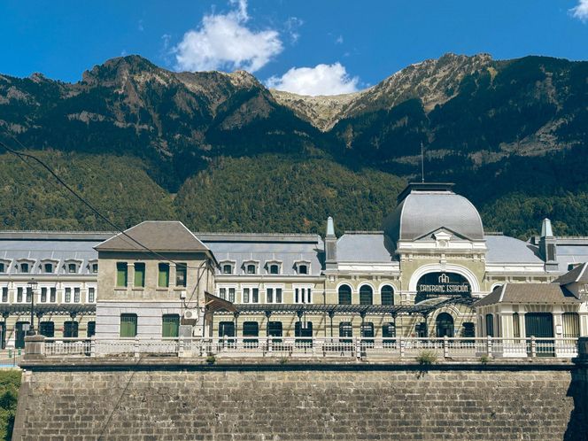  Canfranc Estación, Hiszpania. Dawny dworzec kolejowy zamienił się w luksusowy hotel