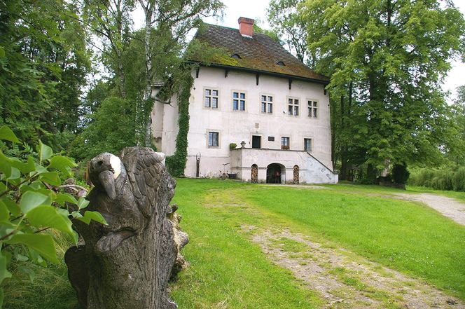 To jeden z najstarszych dworów obronnych w Małopolsce. Wzniesiono go w sławnej wsi