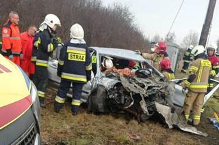 Wypadek w Osinach na przejeździe kolejowym. Kierowca samochodu zakleszczony