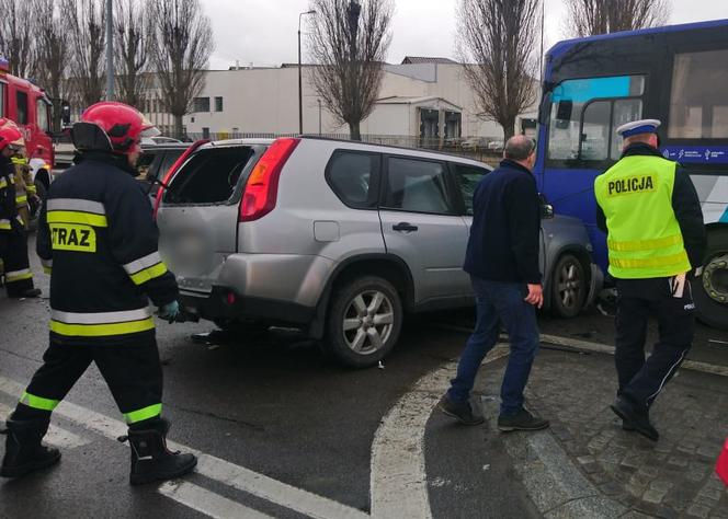 Przerażający wypadek w Pruszczu Gdańskim. Dwa SUV-y zderzyły się z autobusem podmiejskim