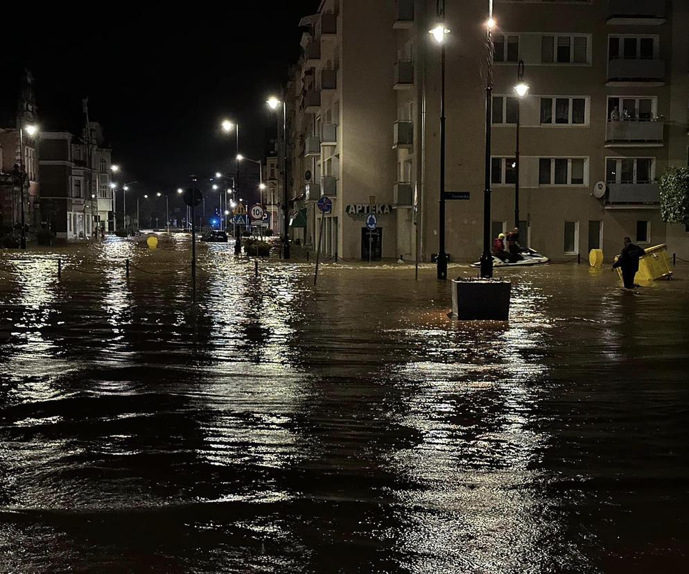 Trudna sytuacja szpitala w Nysie; pacjenci ewakuowani na pontonach i łodziach