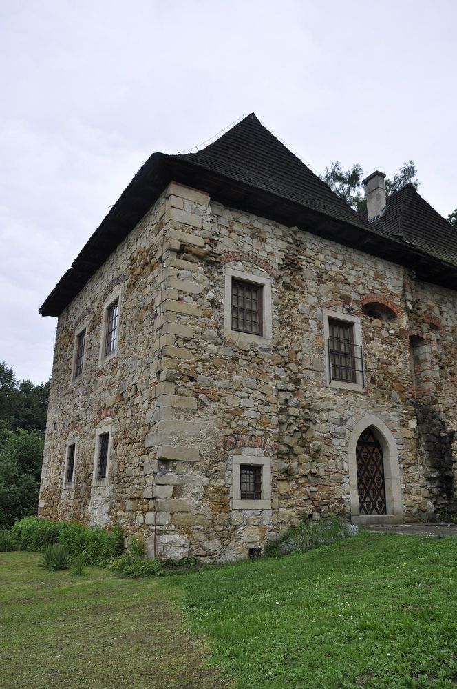 To jedyny taki dwór obronny w Małopolsce. Znajduje się w dawnej szlacheckiej wsi