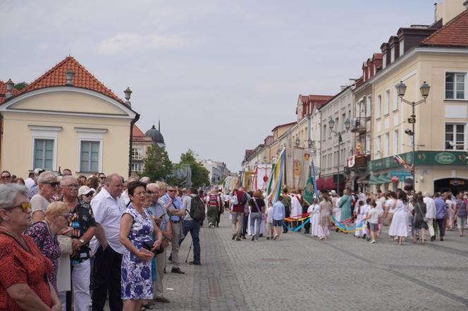 Boże Ciało 2024. Tłumy wiernych przeszły w procesji ulicami Białegostoku