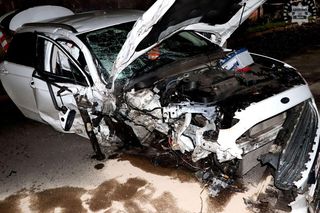 Bytom. 44-latek roztrzaskał auto na drzewie. Ford został zmiażdżony