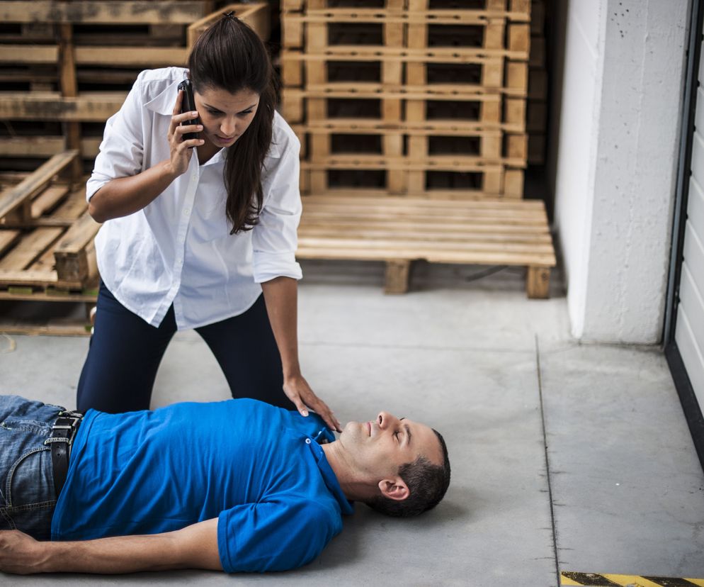 Kobieta udziela pierwszej pomocy poszkodowanemu