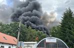 Potężny pożar magazynu w Sulejówku! Kilkudziesięciu strażaków walczy z żywiołem