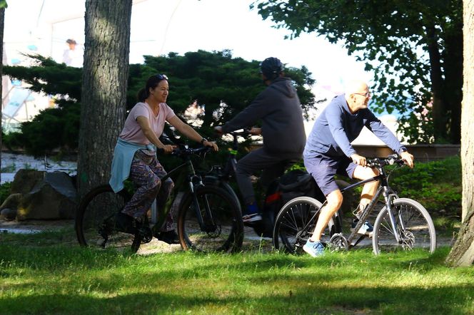 Ewa Drzyzga z mężem na rowerach. "Operacje plastyczne nie są dla mnie!"