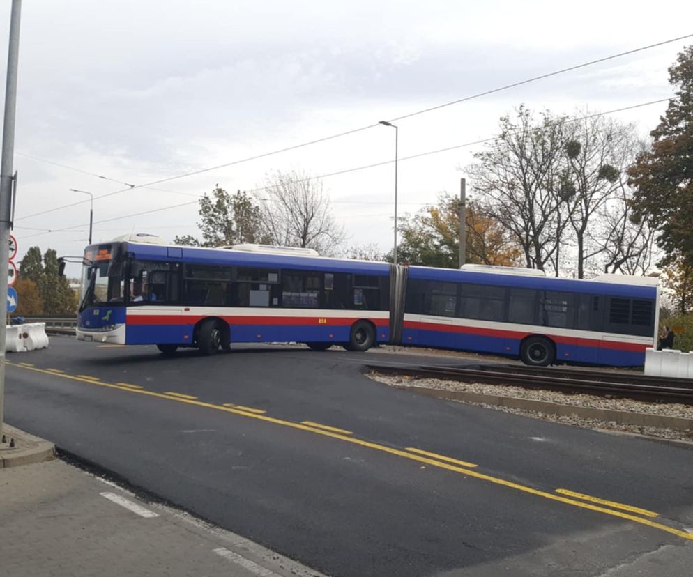 Autobusy (ledwo) przeciskają się przez torowisko przed mostem Bernardyńskim. Czy nie mogłyby zawracać na rondzie? 