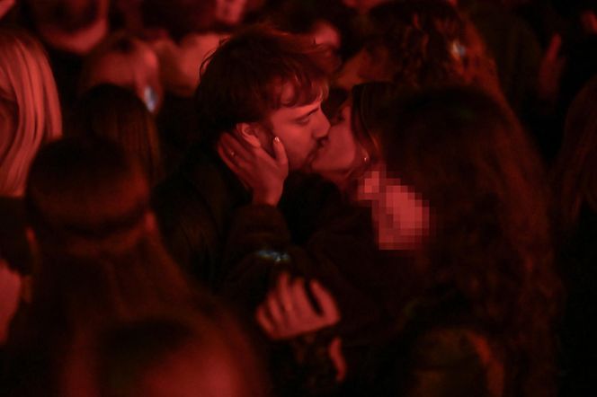 Maciej Musiał całował ukochaną na balkonie