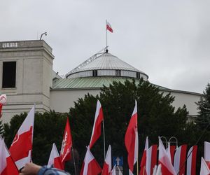 Zwolennicy Karola Nawrockiego pod Sejmem 6.08.2025