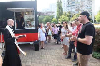 Filip Chajzer otworzył kolejny punkt z kebabem w Warszawie. Budkę poświęcił ksiądz