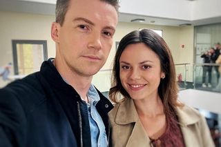 M jak miłość nowy sezon. Kasia (Paulina Lasota), Jakub Karski (Krzysztof Kwiatkowski) na planie