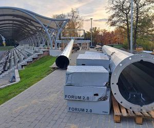 Remont starachowickiego stadionu trwa. Na plac budowy dotarły słupy oświetleniowe