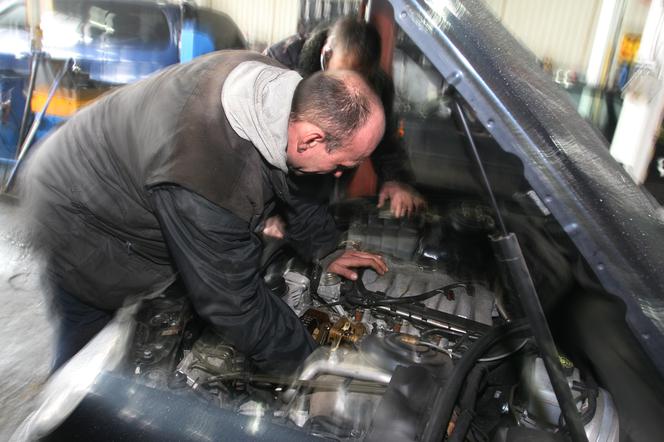 Czy serwis może zażądać więcej za dodatkową naprawę