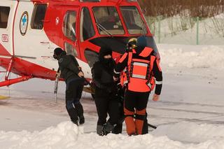 Śnieżna lawina w rejonie Kondrackiej Przełęczy. Żywioł porywał dwie osoby, jedna walczy o życie