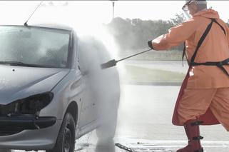 Tak nie myj samochodu – zobacz co może zrobić zbyt mocna myjka ciśnieniowa. WIDEO