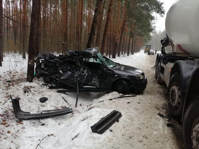 Owadów. 21-latek zginął w wypadku! Jego opel zderzył się z ciężarowym mercedesem [ZDJĘCIA]