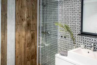 Aranżacja łazienki z geometryczną mozaiką