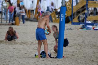 Radosław Pazura na plaży w Sopocie