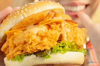 Świąteczny prezent, na który czekali fani kurczaka, już jest! W aplikacji KFC właśnie wystartował Kalendarz Grudniowych Okazji 