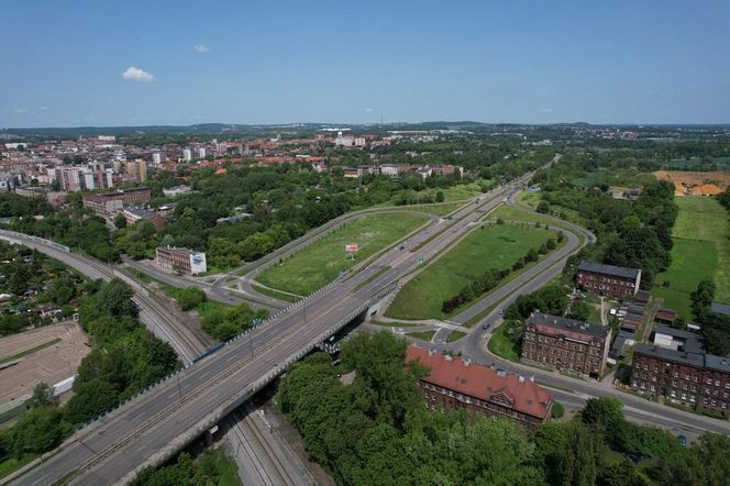 Bytom. Wiadukt na al. Jana Pawła II w fatalnym stanie. Drogowcy zamykają jezdnię