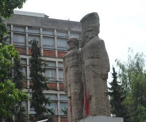 Obalili relikt PRL w dniu komunistycznego święta. Pomnik w Nowogardzie runął z wielkim hukiem