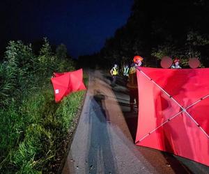 Wyprzedzanie zakończyli wywrotką. Dwaj mężczyźni wypadli przez okno. Policjanci nie wiedzą, kto prowadził