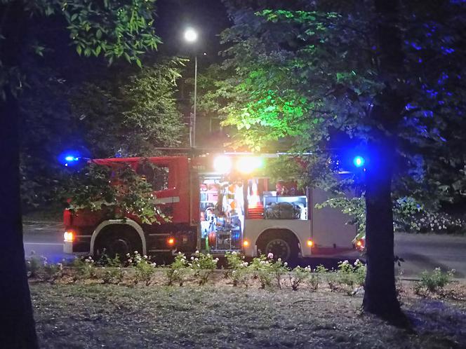 Kraków: Samochód stoczył się ze wzniesienia i... uderzył w autobus