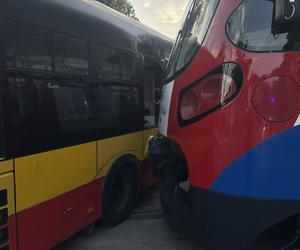 Autobus wjechał pod pociąg pod Pruszkowem. Są ranni i utrudnienia