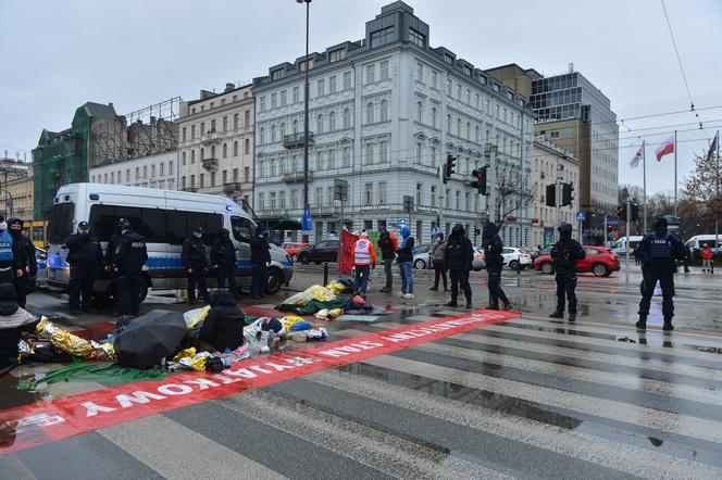 Ludzie leżą na ulicy w centrum Warszawy