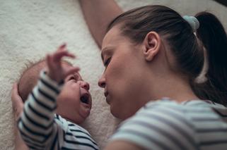 Dlaczego naukowcy radzą, by nie wstawać natychmiast do płaczącego w nocy noworodka?