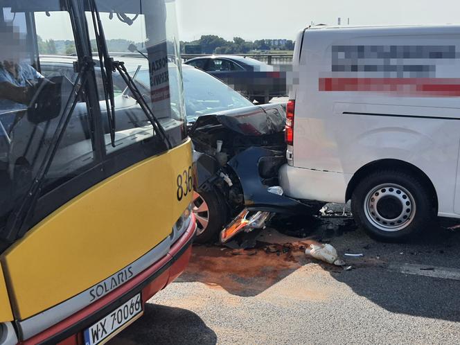 Karambol na Moście Łazienkowskim! Dwie osoby trafiły do szpitala, gigantyczny korek do centrum