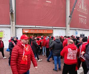 Legia vs. Widzew. Na stadionie w Łodzi zbierają się kibice