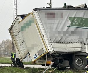 Potworne zderzenie w Ołtarzewie. Pociąg zmiótł w torów samochód ciężarowy